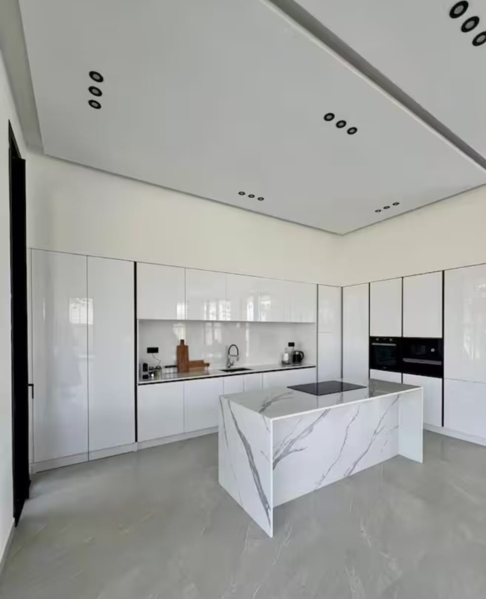 Marrakech Expert Immo vous propose  Villa de Prestige à vendre – Route de Fès, Marrakech