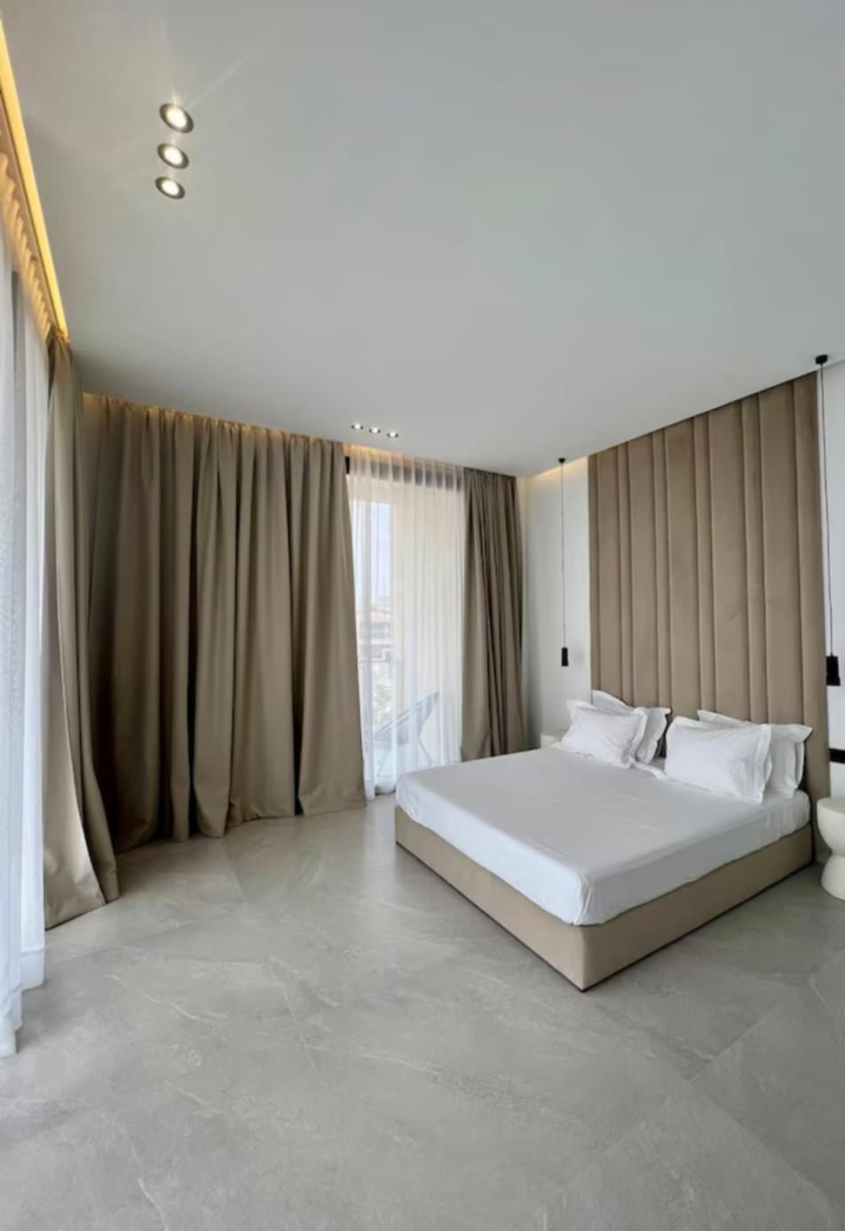 Marrakech Expert Immo vous propose  Villa de Prestige à vendre – Route de Fès, Marrakech