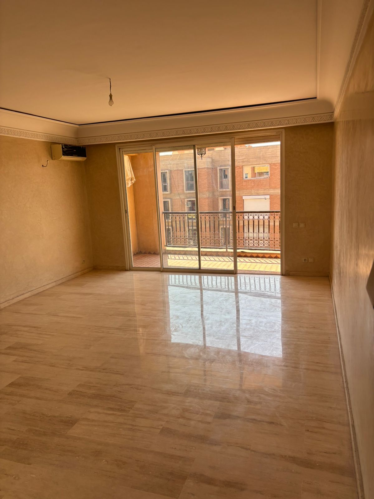 Marrakech Expert Immo vous propose un bel appartement de 91 m² situé au  victor hugo