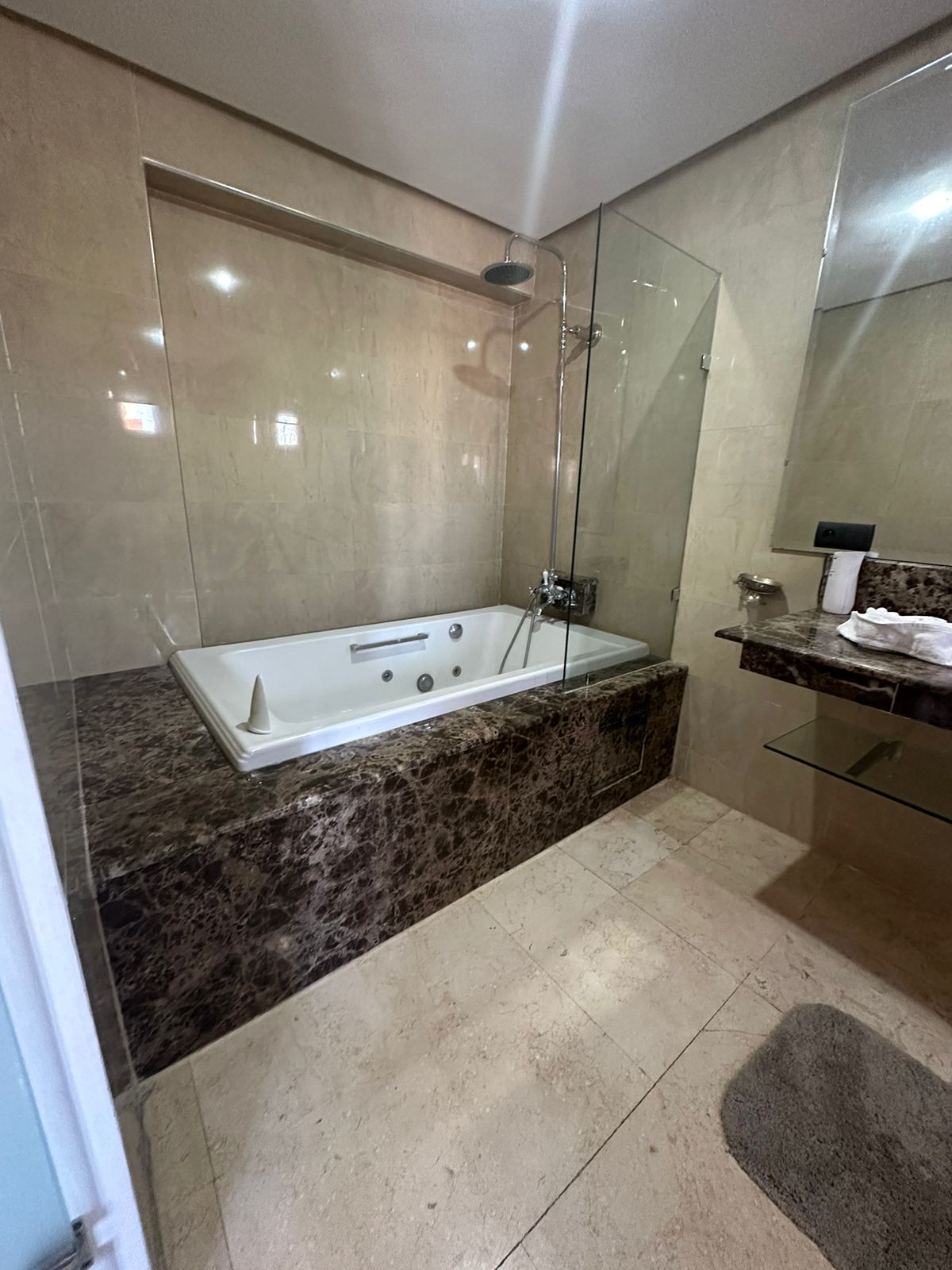 À Louer – Appartement Meublé de Luxe avec Grande Terrasse – Hivernage,