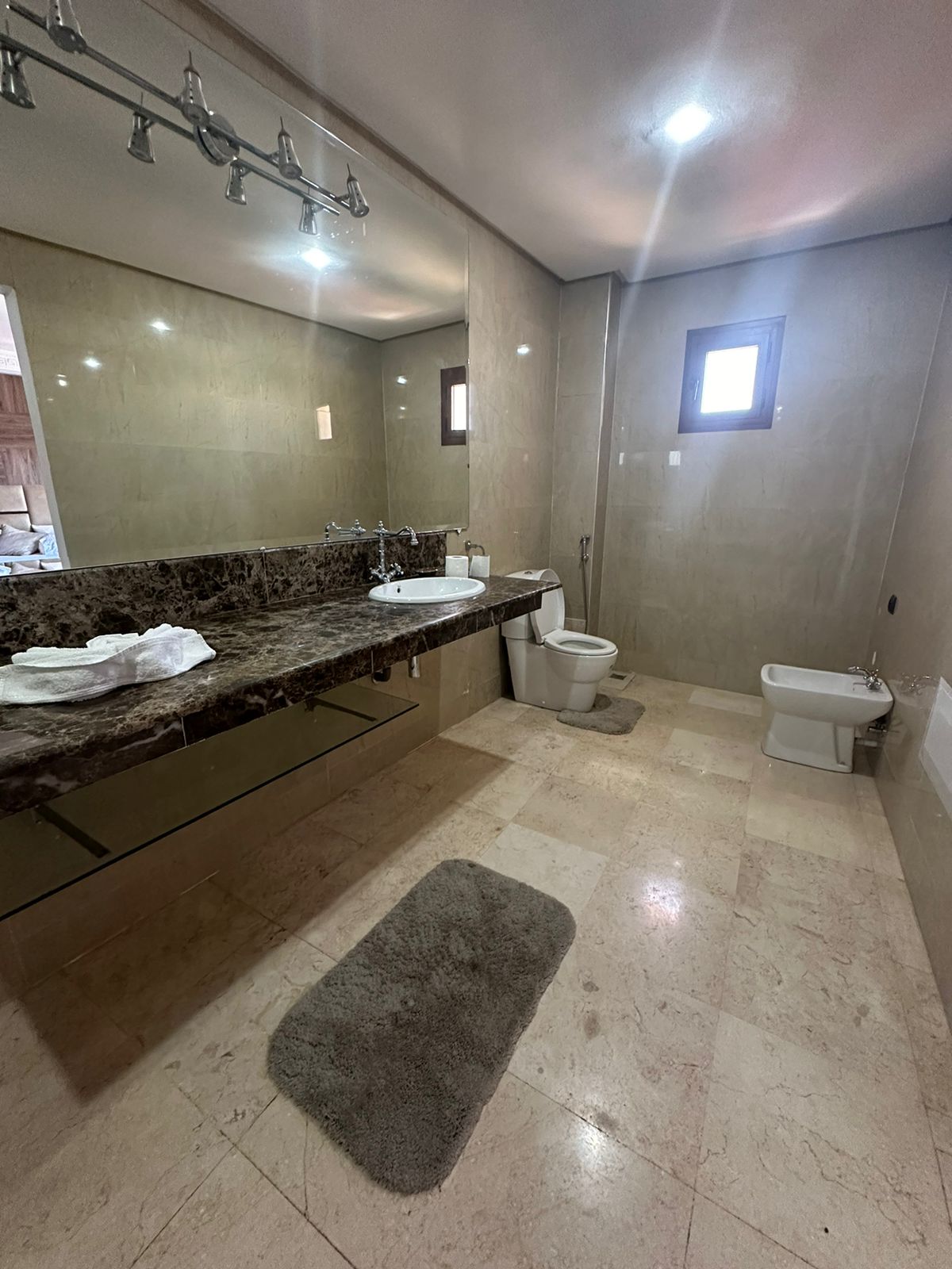 À Louer – Appartement Meublé de Luxe avec Grande Terrasse – Hivernage,